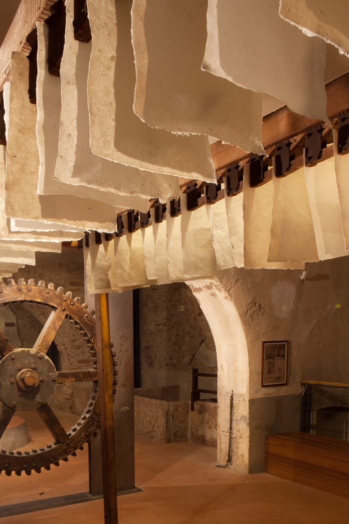 L'asciugatura della carta su stenditoio. Toscolano Maderno, Ecomuseo della Valle delle Cartiere